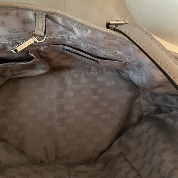 Michael Kors Jet SetTravel Tote - Picture 5 of 12